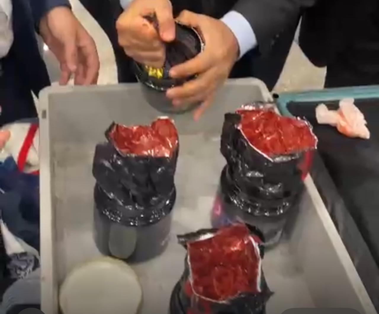 بحوزتهم 11.5 كيلو.. الجمارك تضبط عصابة لتهريب المخدرات داخل هذه السلعة